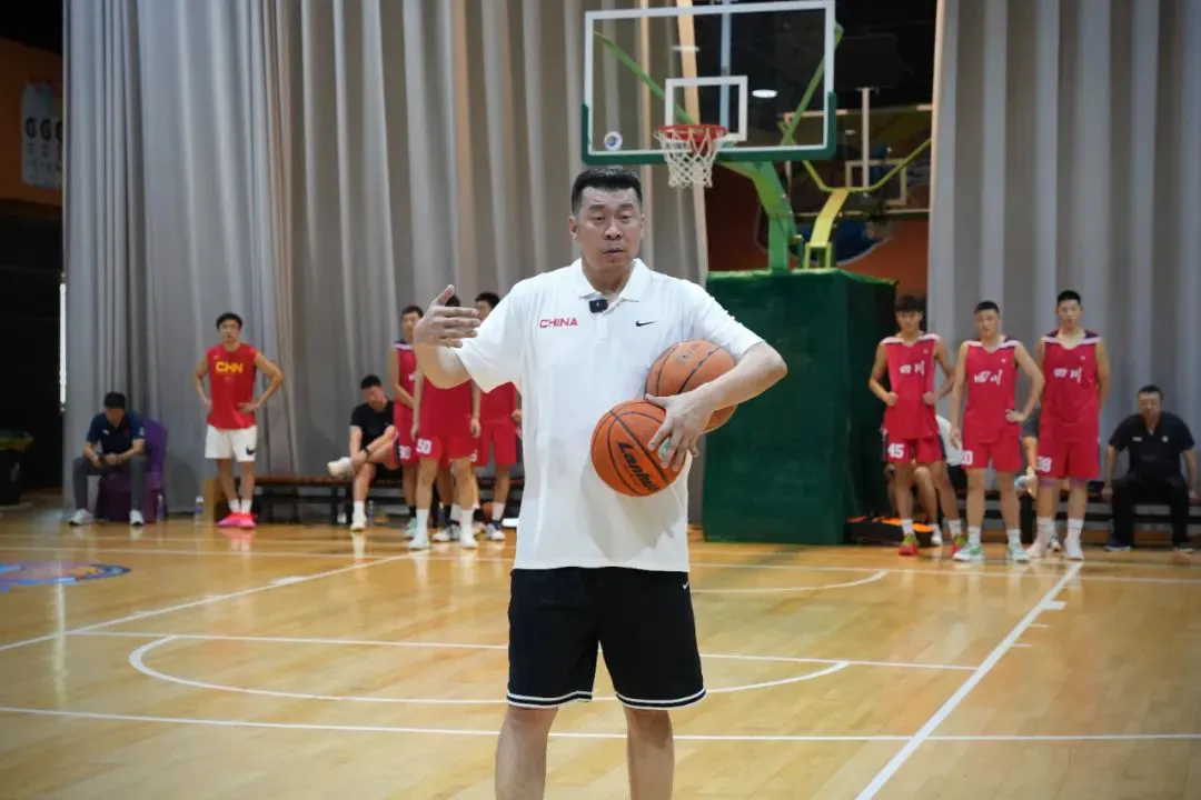 篮球教练如何帮助球员理解规则的重要性?_2